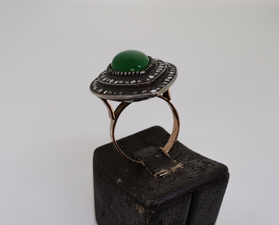 YEŞİM VE ELMAS TAŞLARLA SÜSLÜ DAMLA MODEL ÖZEL YAPIM YÜZÜK