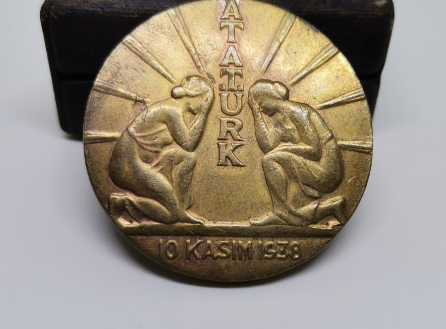 10 KASIM 1938 ATATÜRK KURTARDIĞIN TÜRK KADINI SANA BAĞLILIĞINI SUNAR MADALYON