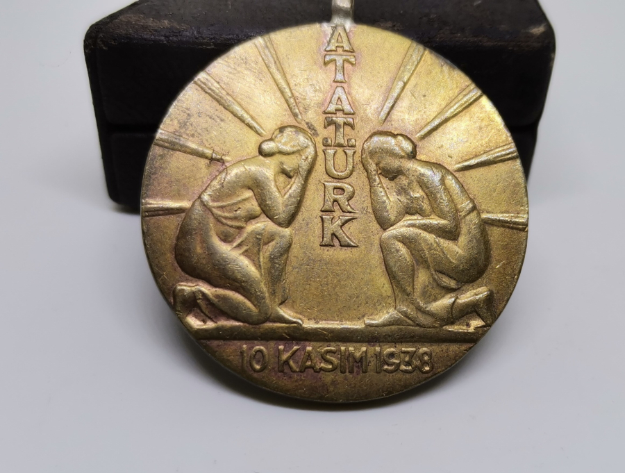 10 KASIM 1938 ATATÜRK KURTARDIĞIN TÜRK KADINI SANA BAĞLILIĞINI SUNAR MADALYON