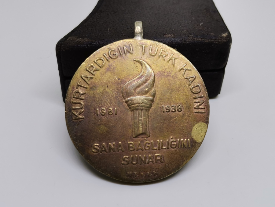 10 KASIM 1938 ATATÜRK KURTARDIĞIN TÜRK KADINI SANA BAĞLILIĞINI SUNAR MADALYON