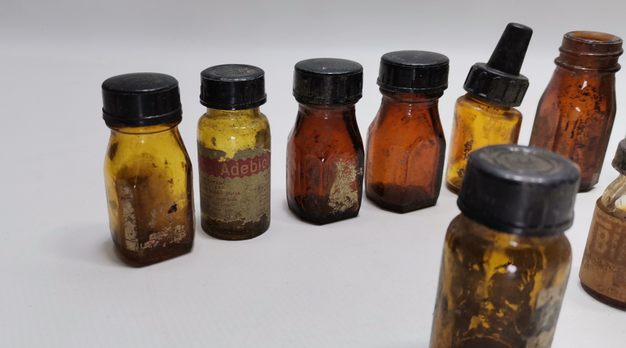 ANTİKA İLAÇ ŞİŞESİ LOTU