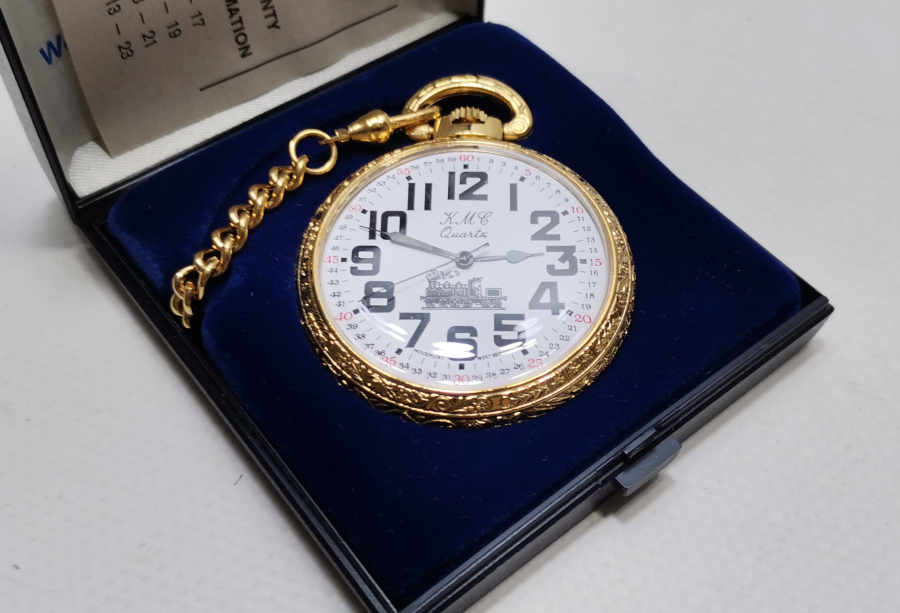 KML MARKA ORİJİNAL KUTUSUNDA VE ÇİL KONDİSYONDA ALTIN KAPLAMA ARKASI TRENLİ ANTİKA CEP SAATİ