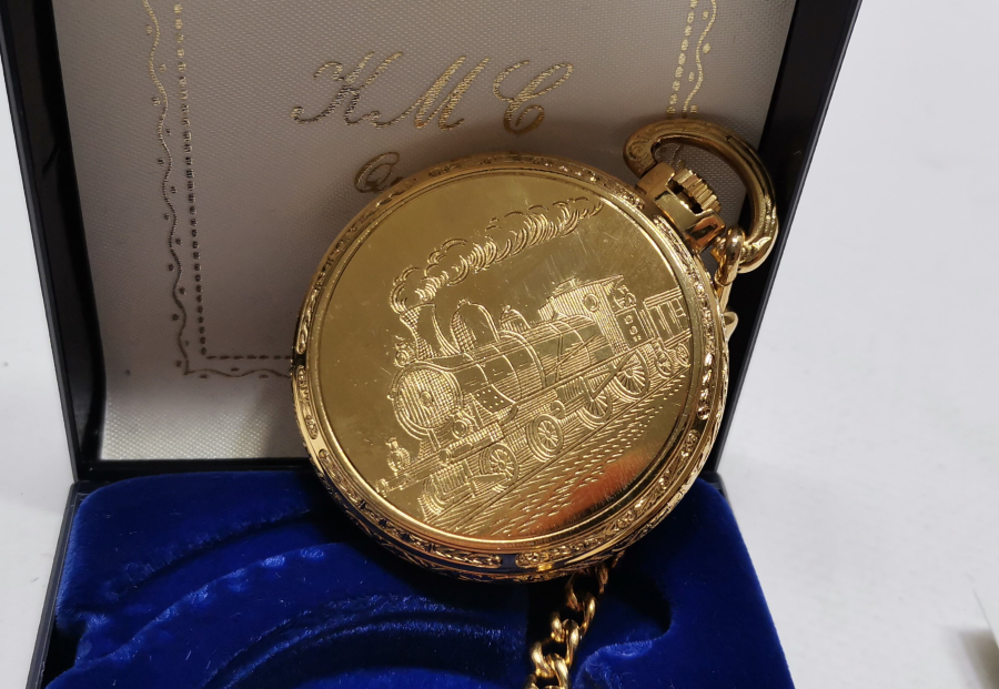 KML MARKA ORİJİNAL KUTUSUNDA VE ÇİL KONDİSYONDA ALTIN KAPLAMA ARKASI TRENLİ ANTİKA CEP SAATİ