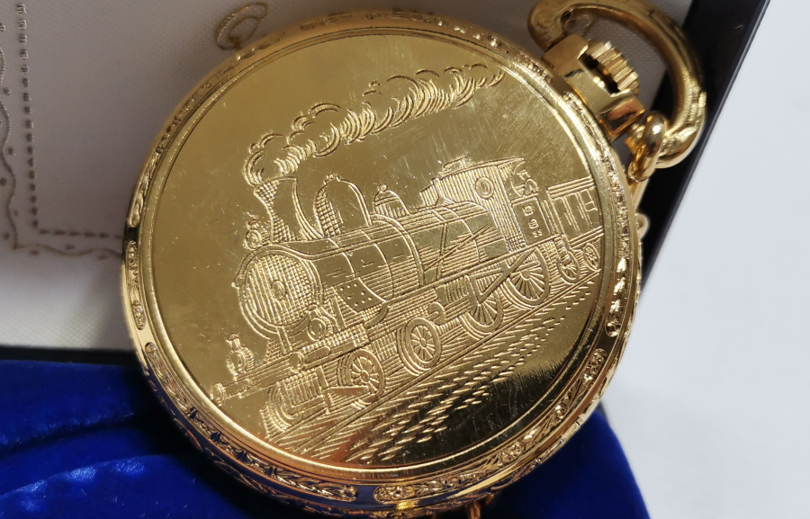 KML MARKA ORİJİNAL KUTUSUNDA VE ÇİL KONDİSYONDA ALTIN KAPLAMA ARKASI TRENLİ ANTİKA CEP SAATİ