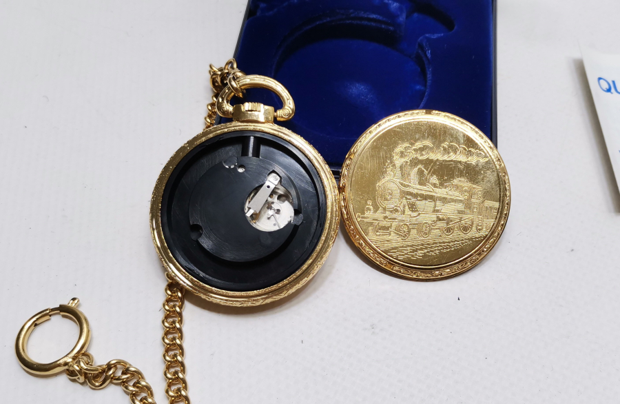 KML MARKA ORİJİNAL KUTUSUNDA VE ÇİL KONDİSYONDA ALTIN KAPLAMA ARKASI TRENLİ ANTİKA CEP SAATİ