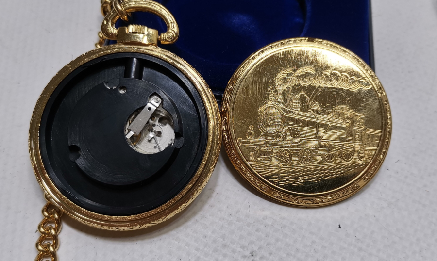 KML MARKA ORİJİNAL KUTUSUNDA VE ÇİL KONDİSYONDA ALTIN KAPLAMA ARKASI TRENLİ ANTİKA CEP SAATİ