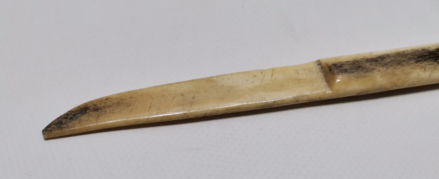 OSMANLI DÖNEMİ KEMİKTEN MAMUL KAMA FORMUNDA ZARF AÇACAĞI