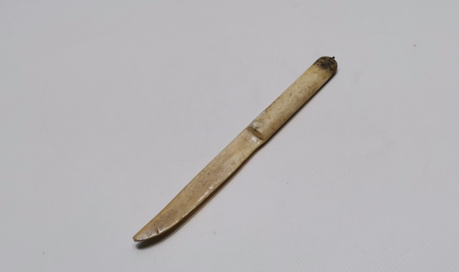 OSMANLI DÖNEMİ KEMİKTEN MAMUL KAMA FORMUNDA ZARF AÇACAĞI