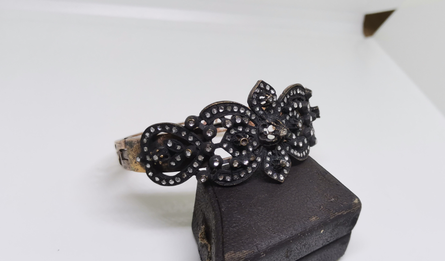 ÜZERİ ELMAS TAŞLI BİLEZİK