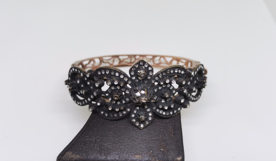 ÜZERİ ELMAS TAŞLI BİLEZİK