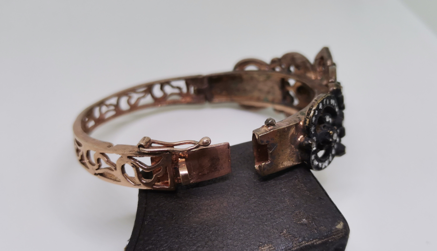 ÜZERİ ELMAS TAŞLI BİLEZİK