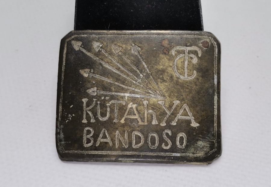 TC KÜTAHYA BANDOSO YAZILI 6 OKLU ÇOK NADİR KEMER TOKASI