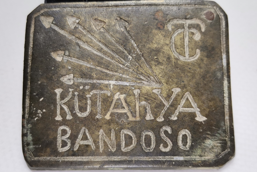 TC KÜTAHYA BANDOSO YAZILI 6 OKLU ÇOK NADİR KEMER TOKASI