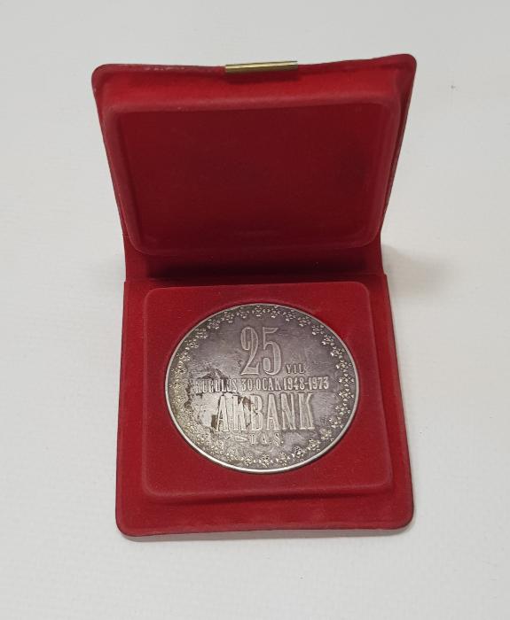 1973 ORJİNAL KUTUSUNDA AKBANK 25. YIL GÜMÜŞ MADALYON