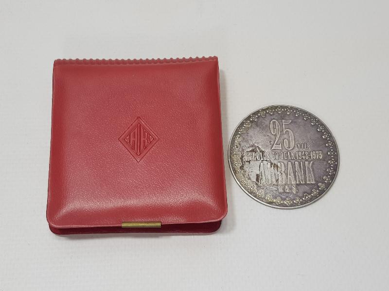 1973 ORJİNAL KUTUSUNDA AKBANK 25. YIL GÜMÜŞ MADALYON