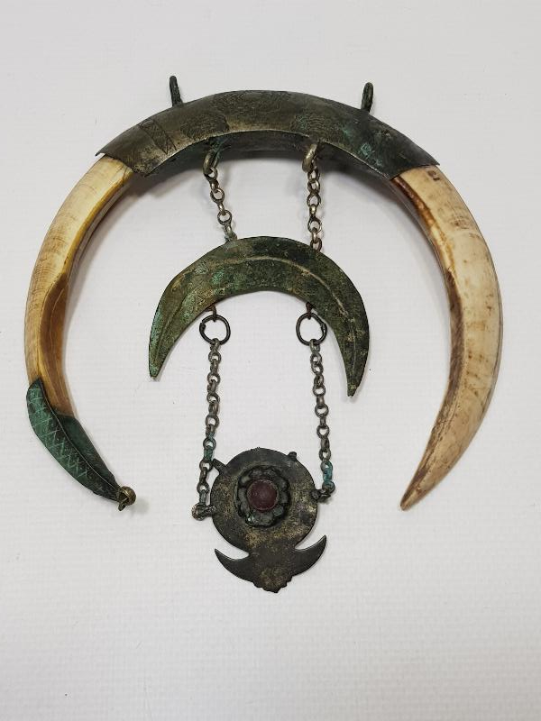 OSMANLI DÖNEMİ ŞAMAN İŞİ ÇOK NADİR HİLAL FORMLU DOMUZ DİŞİ VE GÜMÜŞ AT SÜSÜ