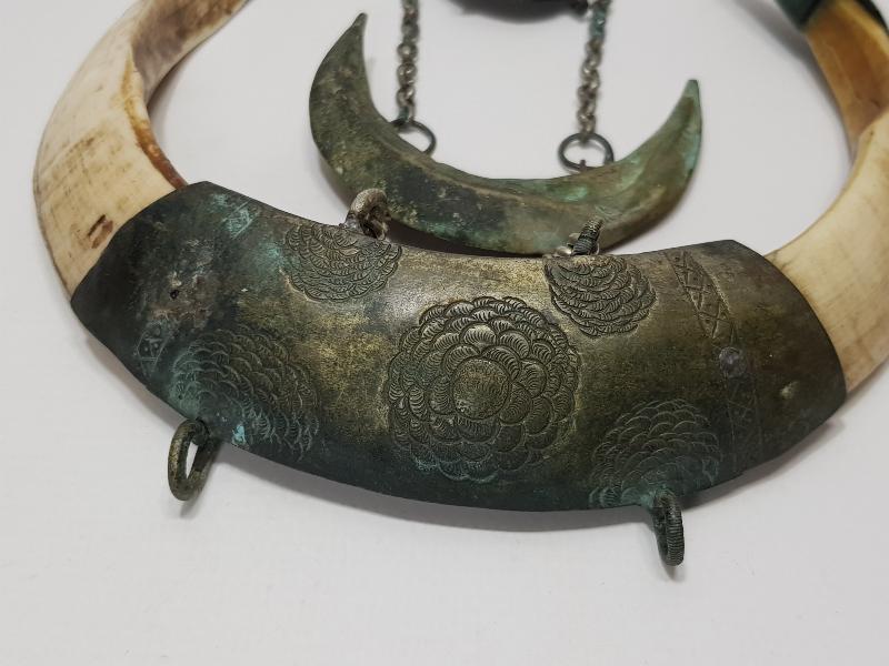 OSMANLI DÖNEMİ ŞAMAN İŞİ ÇOK NADİR HİLAL FORMLU DOMUZ DİŞİ VE GÜMÜŞ AT SÜSÜ