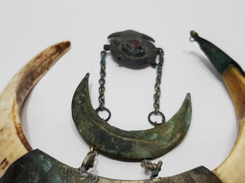 OSMANLI DÖNEMİ ŞAMAN İŞİ ÇOK NADİR HİLAL FORMLU DOMUZ DİŞİ VE GÜMÜŞ AT SÜSÜ