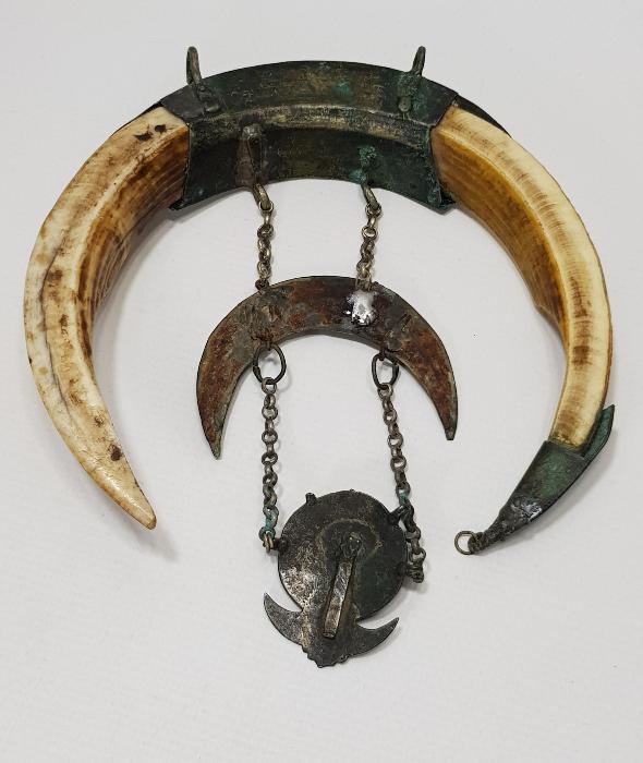 OSMANLI DÖNEMİ ŞAMAN İŞİ ÇOK NADİR HİLAL FORMLU DOMUZ DİŞİ VE GÜMÜŞ AT SÜSÜ