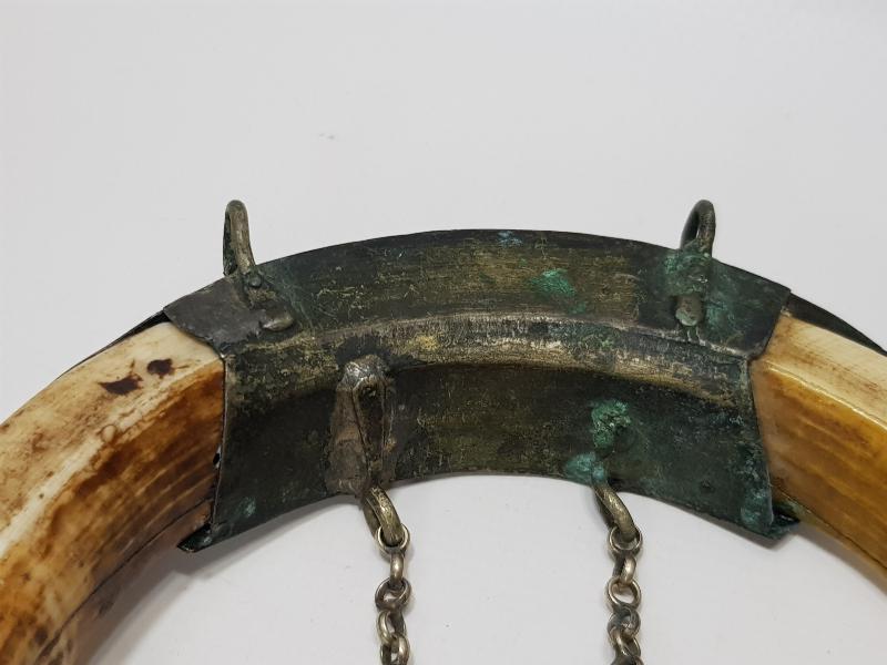 OSMANLI DÖNEMİ ŞAMAN İŞİ ÇOK NADİR HİLAL FORMLU DOMUZ DİŞİ VE GÜMÜŞ AT SÜSÜ