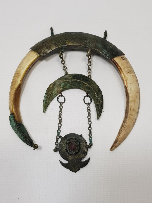 OSMANLI DÖNEMİ ŞAMAN İŞİ ÇOK NADİR HİLAL FORMLU DOMUZ DİŞİ VE GÜMÜŞ AT SÜSÜ