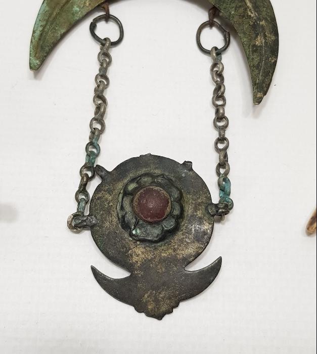 OSMANLI DÖNEMİ ŞAMAN İŞİ ÇOK NADİR HİLAL FORMLU DOMUZ DİŞİ VE GÜMÜŞ AT SÜSÜ