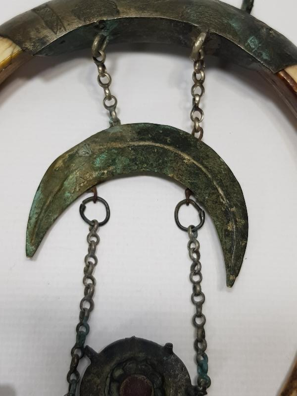 OSMANLI DÖNEMİ ŞAMAN İŞİ ÇOK NADİR HİLAL FORMLU DOMUZ DİŞİ VE GÜMÜŞ AT SÜSÜ