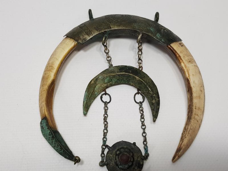 OSMANLI DÖNEMİ ŞAMAN İŞİ ÇOK NADİR HİLAL FORMLU DOMUZ DİŞİ VE GÜMÜŞ AT SÜSÜ