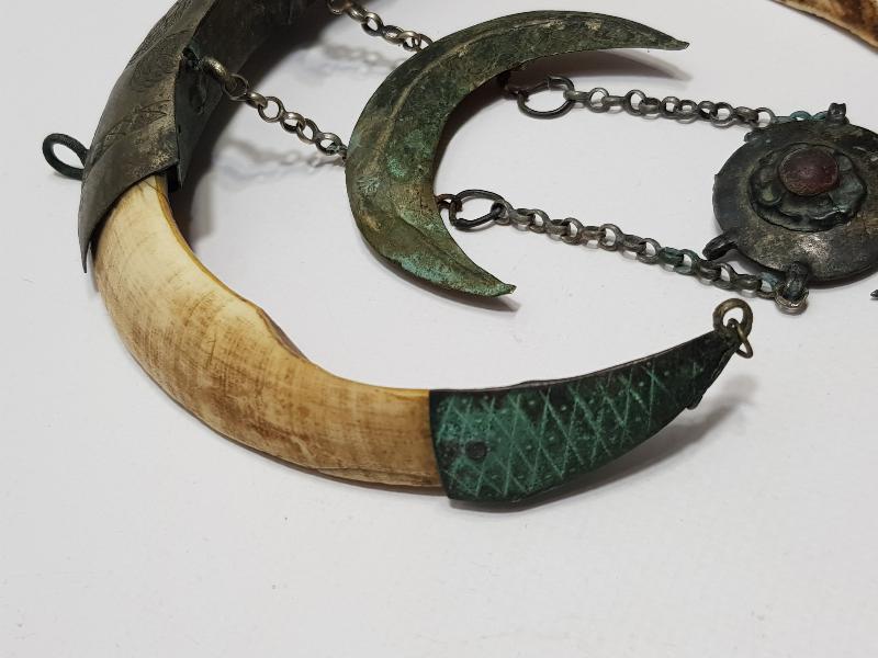 OSMANLI DÖNEMİ ŞAMAN İŞİ ÇOK NADİR HİLAL FORMLU DOMUZ DİŞİ VE GÜMÜŞ AT SÜSÜ