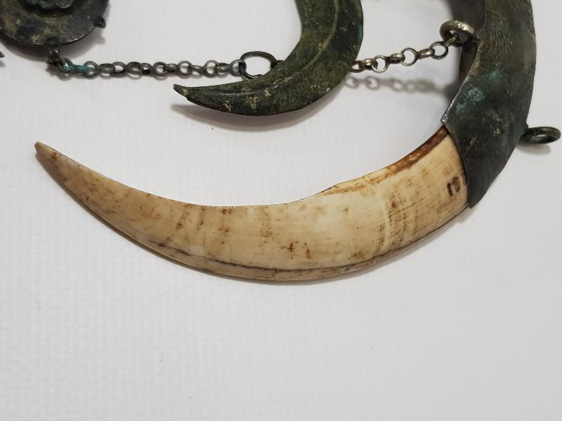 OSMANLI DÖNEMİ ŞAMAN İŞİ ÇOK NADİR HİLAL FORMLU DOMUZ DİŞİ VE GÜMÜŞ AT SÜSÜ