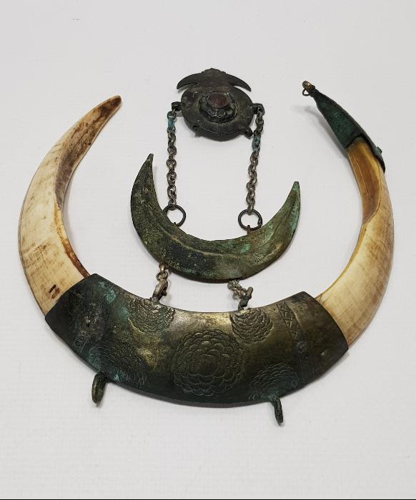 OSMANLI DÖNEMİ ŞAMAN İŞİ ÇOK NADİR HİLAL FORMLU DOMUZ DİŞİ VE GÜMÜŞ AT SÜSÜ