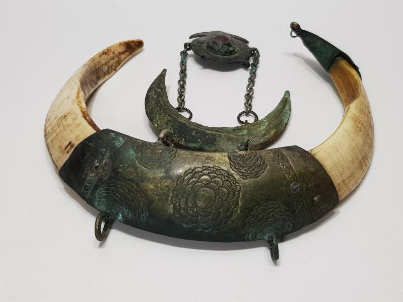 OSMANLI DÖNEMİ ŞAMAN İŞİ ÇOK NADİR HİLAL FORMLU DOMUZ DİŞİ VE GÜMÜŞ AT SÜSÜ