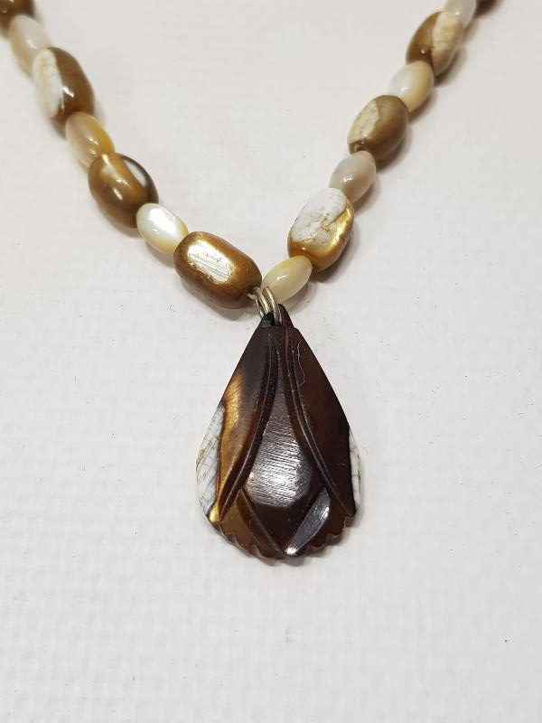 ANTİKA KAHVERENGİ BEYAZ SEDEF KOLYE