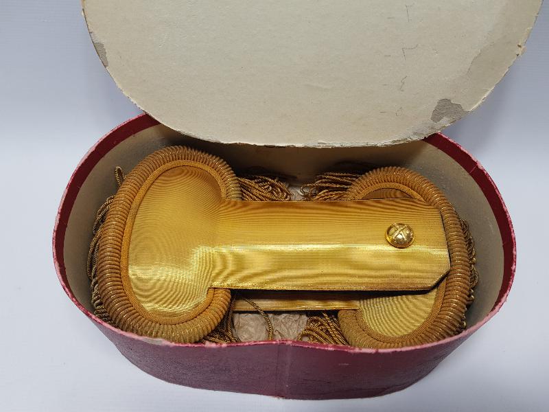 OSMANLICA YAZILI ORJİNAL KUTUSUNDA TOPÇU PAŞA APOLETİ