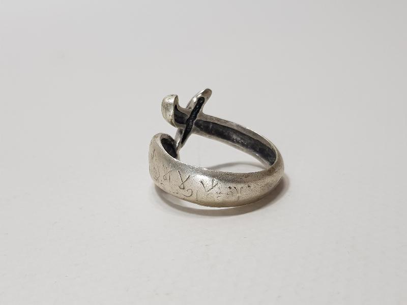 ÜZERİ YAZILI ZÜLFİKAR KILICI FORMLU YÜZÜK