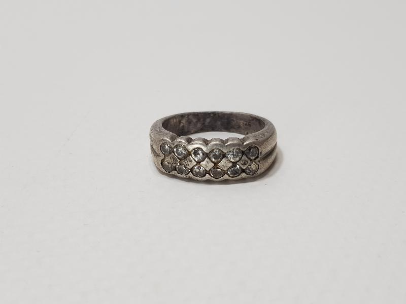 ZİRKON TAŞLARLA SÜSLÜ GÜMÜŞ ALYANS YÜZÜK 