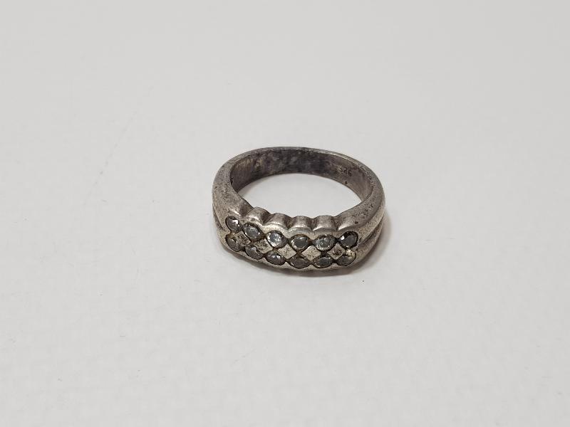 ZİRKON TAŞLARLA SÜSLÜ GÜMÜŞ ALYANS YÜZÜK 