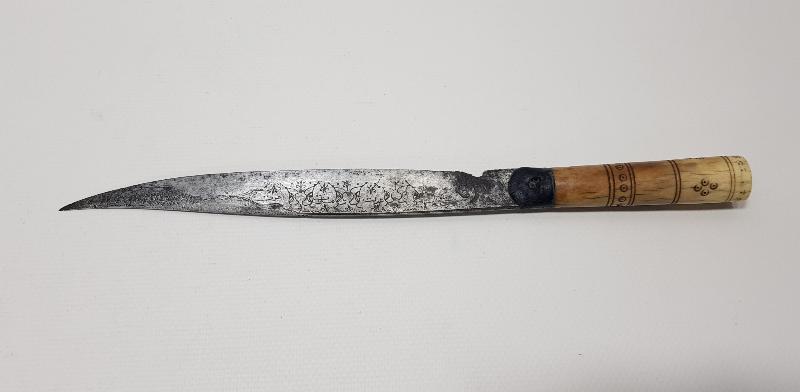 OSMANLI DÖNEMİ MEŞRUTİYET SLOGANLARI YAZILI VE BAYRAKLARLA SÜSLÜ MORS DİŞİ SAPLI ÇOK NADİR KAMA