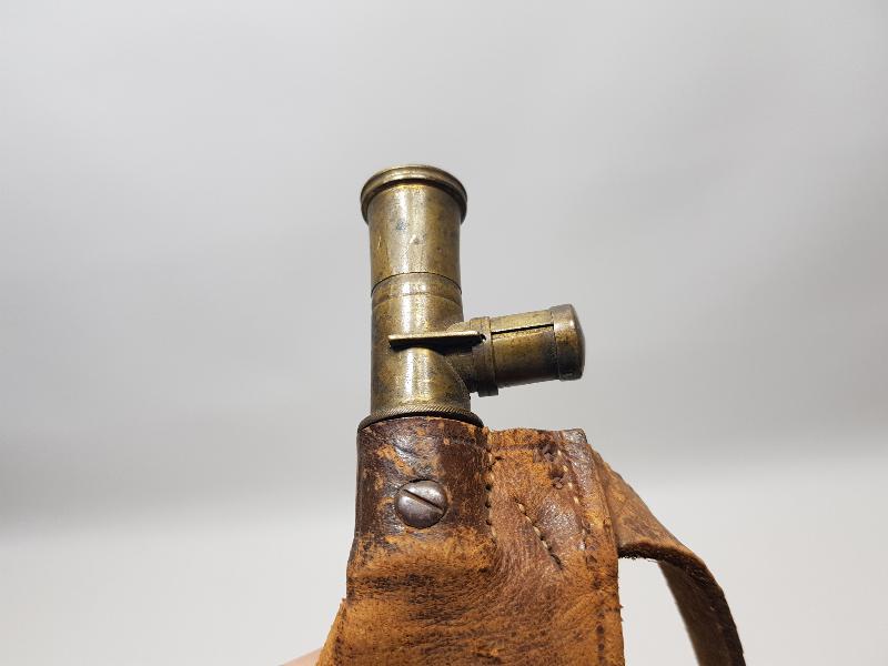 1. DÜNYA SAVAŞI DÖNEMİ NADİR FORMDA DERİ KEMERLİ BARUTLUK