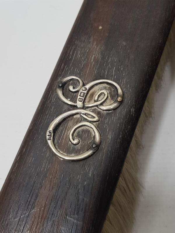 1880'LERDEN AHŞAP ÜZERİ GÜMÜŞ İNİSİYALLİ FIRÇA TAKIMI