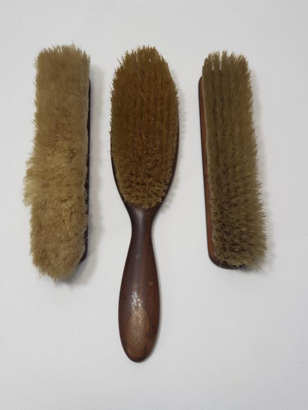 1880'LERDEN AHŞAP ÜZERİ GÜMÜŞ İNİSİYALLİ FIRÇA TAKIMI