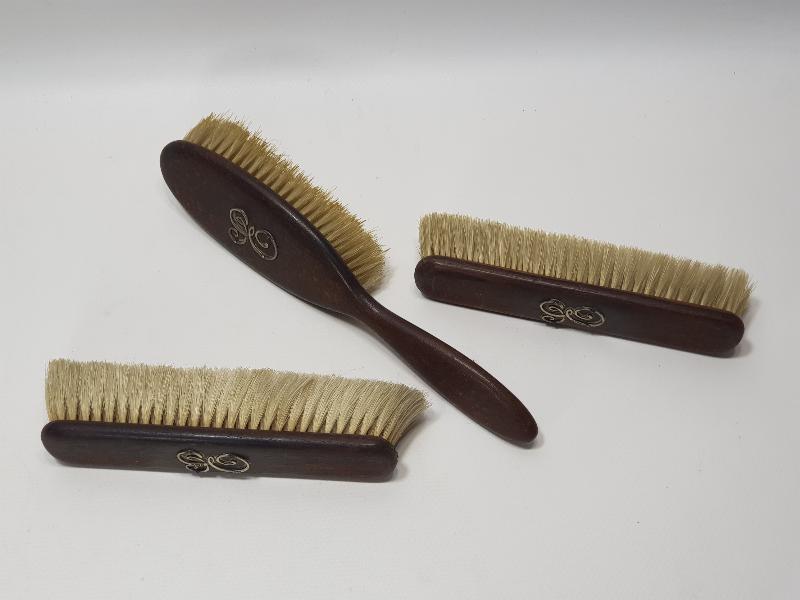 1880'LERDEN AHŞAP ÜZERİ GÜMÜŞ İNİSİYALLİ FIRÇA TAKIMI