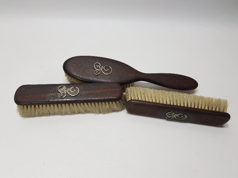 1880'LERDEN AHŞAP ÜZERİ GÜMÜŞ İNİSİYALLİ FIRÇA TAKIMI