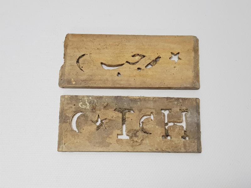 AY YILDIZLI VE OSMANLICA YAZILI İKİ ADET AHŞAP BASKI BOYA KALIBI