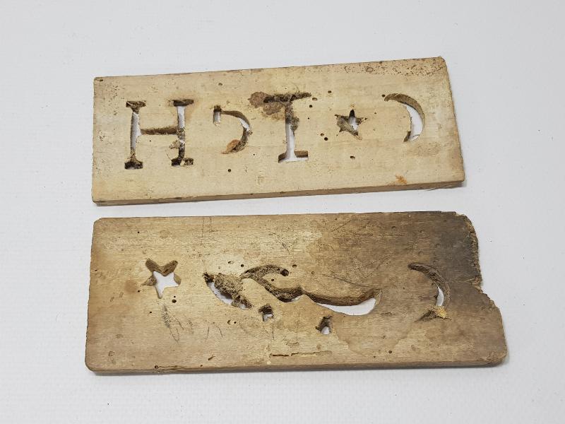 AY YILDIZLI VE OSMANLICA YAZILI İKİ ADET AHŞAP BASKI BOYA KALIBI