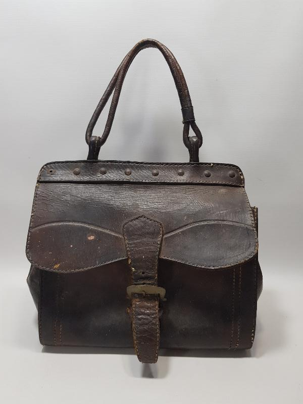 İÇİNDE İLAÇLARIYLA BİRLİKTE ANTİKA VETERİNER ÇANTASI 