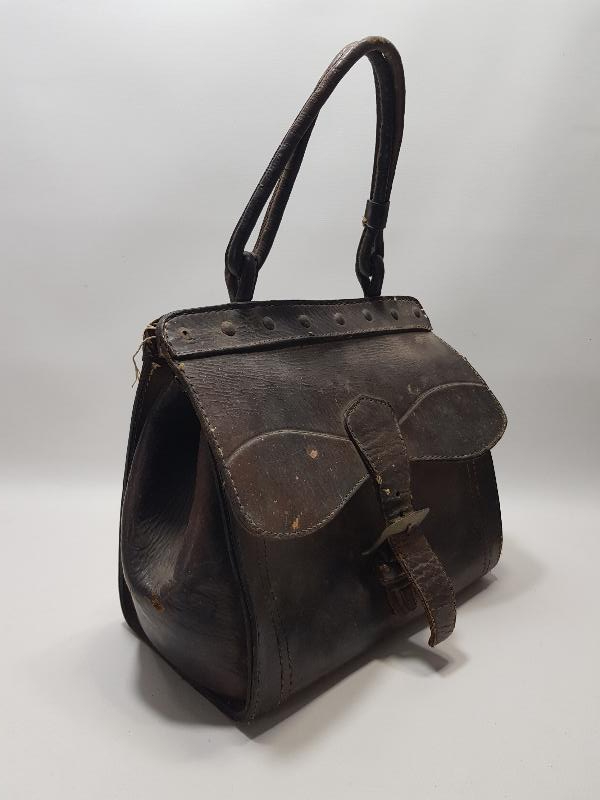 İÇİNDE İLAÇLARIYLA BİRLİKTE ANTİKA VETERİNER ÇANTASI 