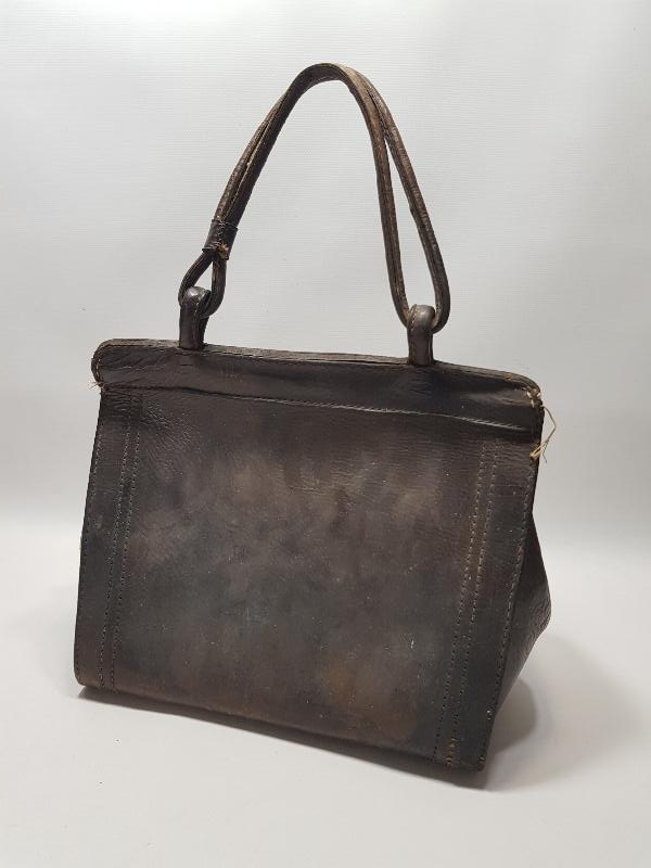 İÇİNDE İLAÇLARIYLA BİRLİKTE ANTİKA VETERİNER ÇANTASI 