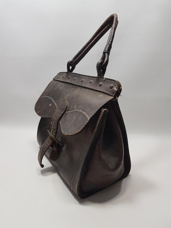 İÇİNDE İLAÇLARIYLA BİRLİKTE ANTİKA VETERİNER ÇANTASI 