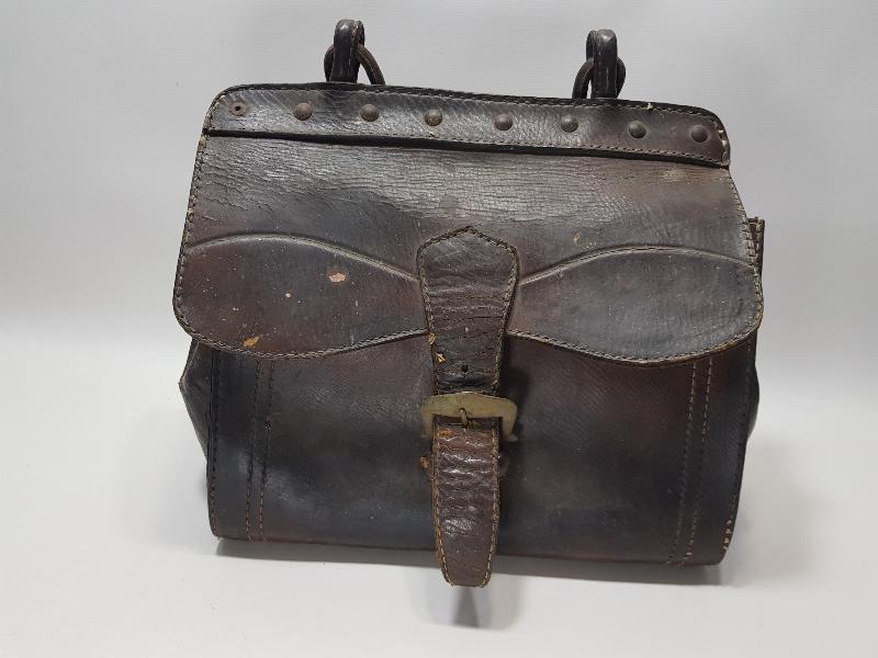 İÇİNDE İLAÇLARIYLA BİRLİKTE ANTİKA VETERİNER ÇANTASI 